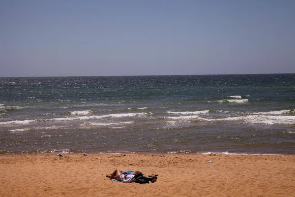 Mädchen im Bikini sonnt sich am Strand — Stockfoto