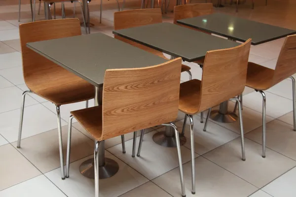 Sedie e tavoli di uffici o di tribunali alimentari — Foto Stock
