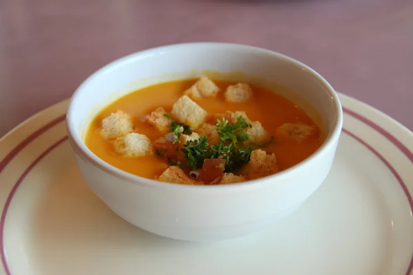 Zuppa di zucca in una ciotola con crostini e prezzemolo guarnire — Foto Stock