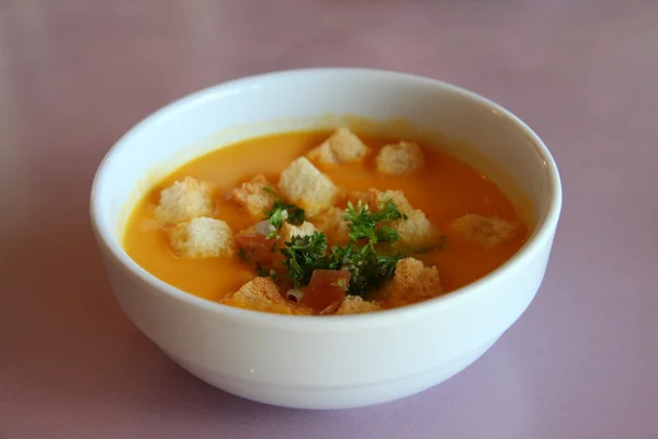 Tök leves, egy tál, petrezselymes körettel és krutonnal — Stock Fotó