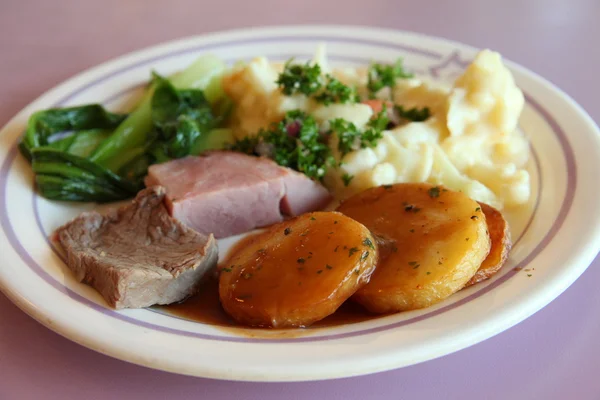Pieczone posiłek z szynkę, pieczone ziemniaki, krem kalafiorów, a non steam v Zdjęcie Stockowe