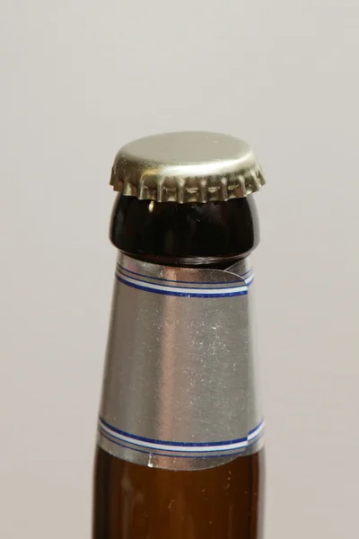 Bierfles met metalen hals tekstterugloop — Stockfoto