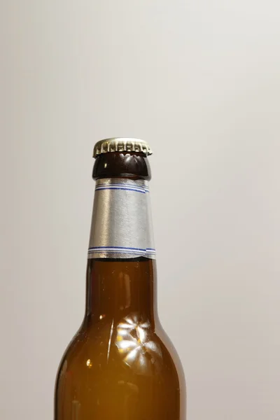 Пивна пляшка з металевою обгорткою шиї — стокове фото