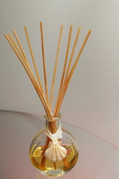 Frasco de aromaterafía con incienso de palo — Foto de Stock