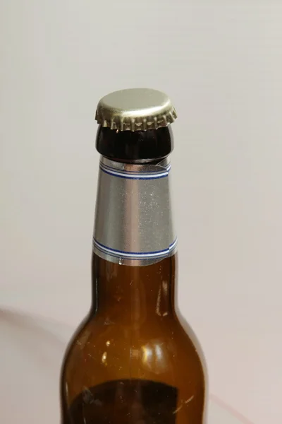 Μπουκάλι μπύρας με λαιμό μεταλλική συσκευασία — Φωτογραφία Αρχείου