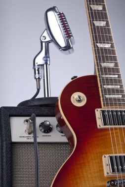 Sunburst elektro gitar amplifikatör ve vintage mikrofon ile