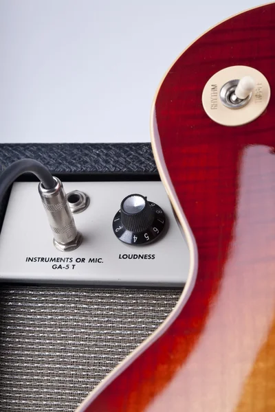 Guitarra eléctrica Sunburst y amplificador de cerca — Foto de Stock