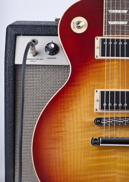 Sunburst guitarra elétrica com amplificador vintage — Fotografia de Stock