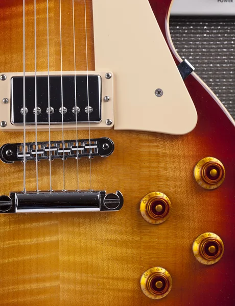 Close-up de Sunburst Electic Guitar com Amplificador em Fundo — Fotografia de Stock