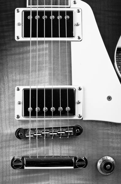 Schwarz-Weiß des Gesichts einer Sunburst E-Gitarre — Stockfoto