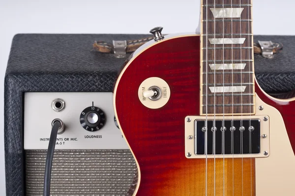 Close up van een sunburst elektrische gitaar en een vintage versterker — Stockfoto