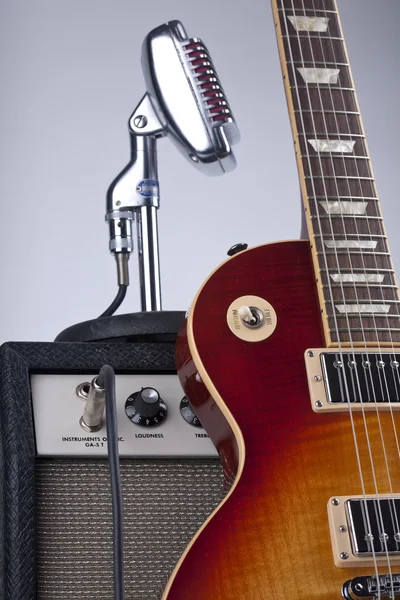 Sunburst E-Gitarre mit Verstärker und Vintage-Mikrofon — Stockfoto