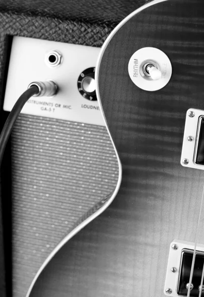 Guitarra eléctrica y amplificador en blanco y negro Imagen de archivo