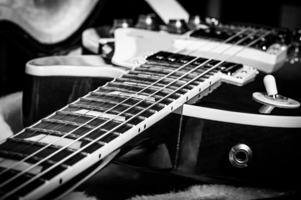 Tiro blanco y negro de una guitarra eléctrica Sunburst —  Fotos de Stock