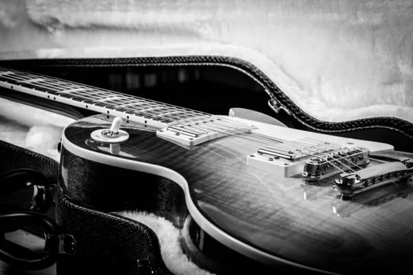 Tiro blanco y negro de una guitarra eléctrica Sunburst — Foto de Stock