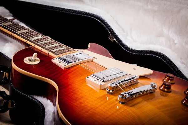 サンバースト エレク トリック ギターのボディのギターケースに敷設 — ストック写真