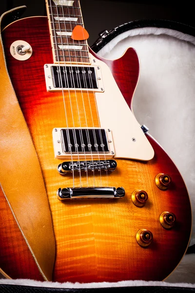 Stały sunburst ciała gitara elektryczna z paskiem i wybrać — Zdjęcie stockowe