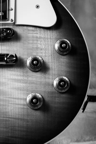 Plan rapproché d'une guitare électrique Sunburst en noir et blanc — Photo