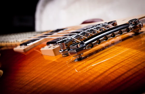 Närbild på rygg bro av en sunburst elgitarr — Stockfoto