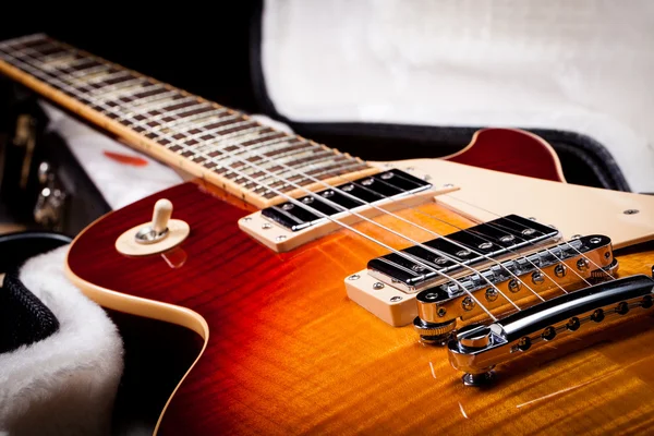 サンバースト エレク トリック ギターのボディのギターケースに敷設 — ストック写真