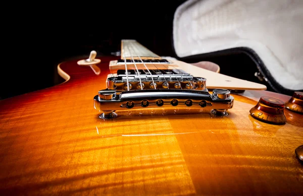 Amplio ángulo de tiro de una guitarra eléctrica Sunburst — Foto de Stock
