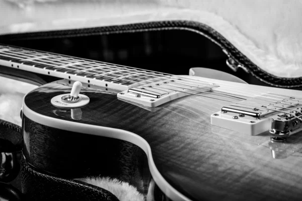 Tiro blanco y negro de una guitarra eléctrica Sunburst Imágenes de stock libres de derechos
