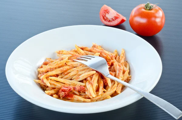 Italiaanse pasta - trofie met tomatensaus — Stockfoto
