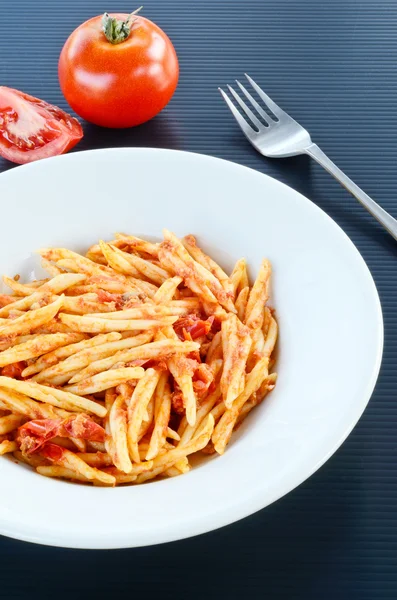 İtalyan makarna - domates soslu trofie — Stok fotoğraf