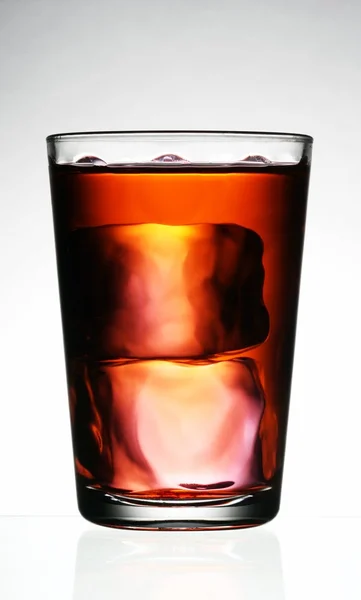 Bicchiere da cocktail di riflessione — Foto Stock