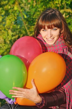 mutlu kız renkli balonlar ile