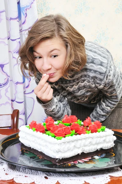 Девушка с большим тортом — стоковое фото