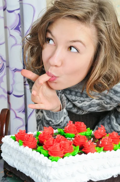 Trevlig tjej äter tårta — Stockfoto