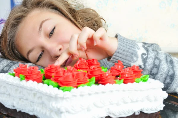 Gadis muda dengan kue — Stok Foto
