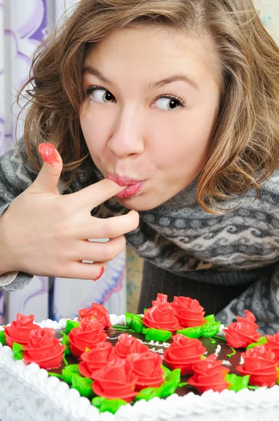 Rolig tjej äter tårta — Stockfoto