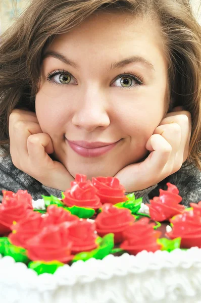 Chica sonriente cerca de la torta — Foto de Stock