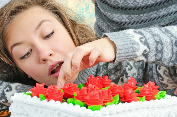 Hezká dívka s dortem — Stock fotografie