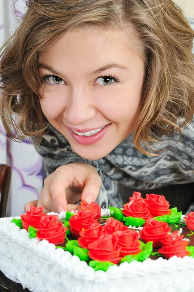 Krásná dívka poblíž dort — Stock fotografie