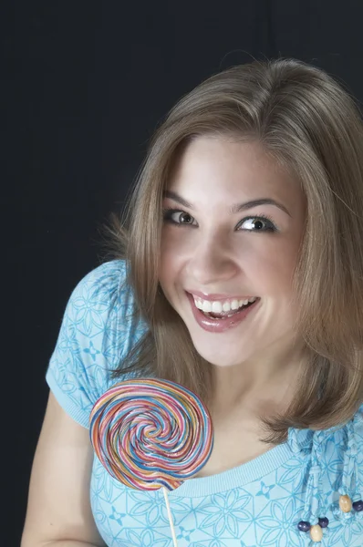 Süßes Mädchen mit Süßigkeiten — Stockfoto