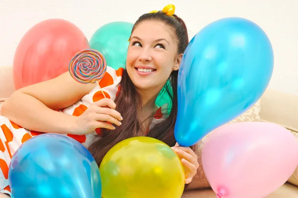 Chica para sonreír una sonrisa feliz con globos y bombones —  Fotos de Stock