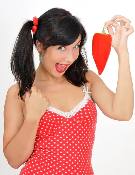 Skönhet flicka med röd paprika — Stockfoto
