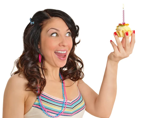 Молодая женщина и вкусный торт со свечой — стоковое фото