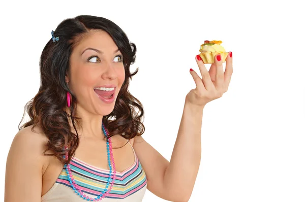 Молодая женщина с вкусным тортом — стоковое фото