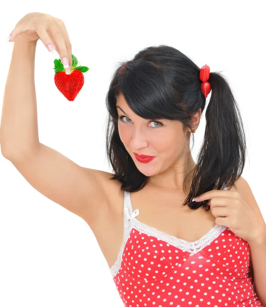 लाल दिल के आकार की स्ट्रॉबेरी के साथ युवा महिला — स्टॉक फ़ोटो, इमेज