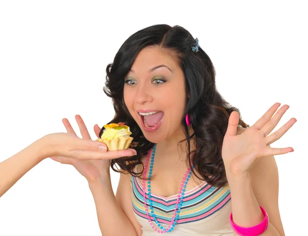 Милая молодая женщина с вкусным тортом — стоковое фото