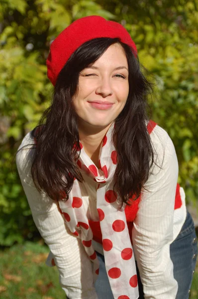 빨간 베 레모 미소에서 아름 다운 소녀 — 스톡 사진