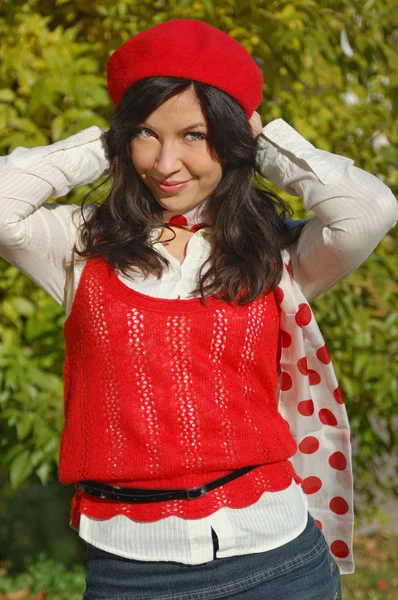 赤いベレー帽で美しい少女 — ストック写真
