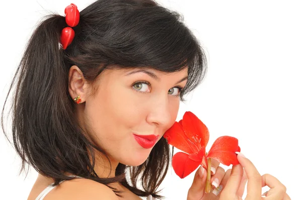 Schönes Mädchen mit roter Blume schaut in die Kamera — Stockfoto