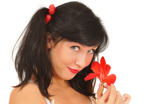 Menina de beleza com flor vermelha olhando para a câmera — Fotografia de Stock