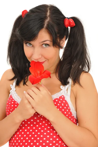 Красуня дівчина з червоною квіткою дивиться на камеру — стокове фото