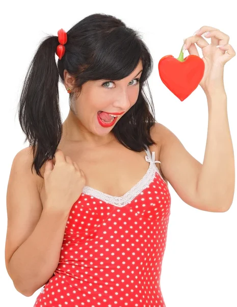 Menina beleza com pimenta vermelha em forma de coração — Fotografia de Stock